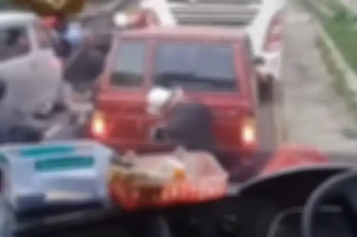Sopir bus lap mobil orang lain