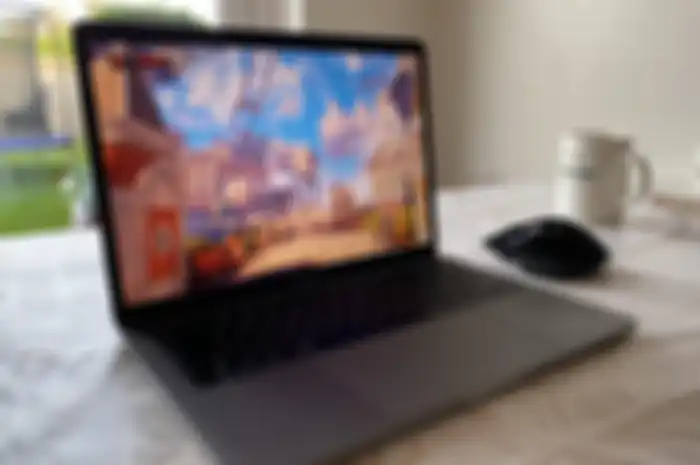Ilustrasi bermain game di perangkat Mac