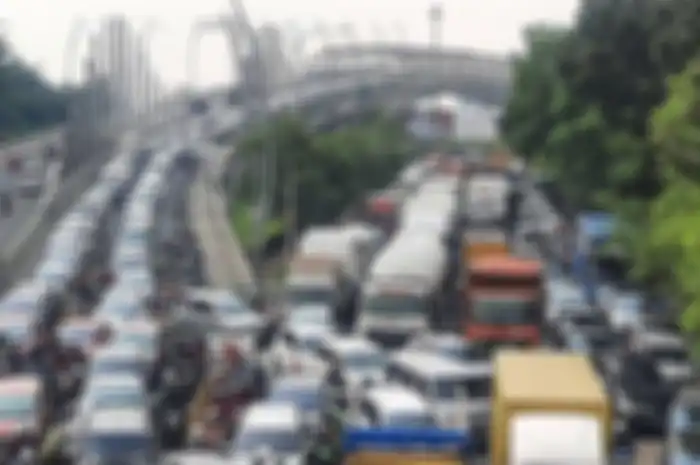 Cerita pengendara motor terjebak macet di Bekasi hampir 2 jam, akibat penerapan One Way arus balik lebaran di Tol Jakarta-Cikampek.