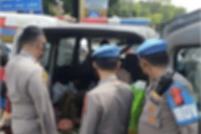 Iptu Danny Arief Sutarman perwira polisi yang sikat ambulans terbos one way di Puncak adalah anak mantan Kapolri. Foto wajahnya disorot.
