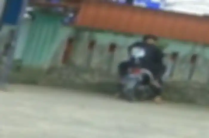 Sepasang Kekasih Bercumbu Di Atas Motor