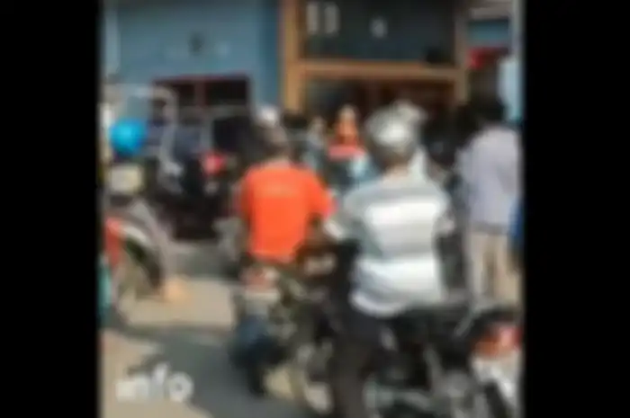 Terjadi keributan di SPBU daerah Nganjuk, Jawa Timur, diduga gara-gara mobil pikap serobot antrian motor.