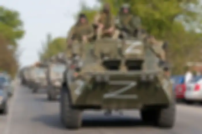 Konvoi kendaraan lapis baja dan tentara Rusia