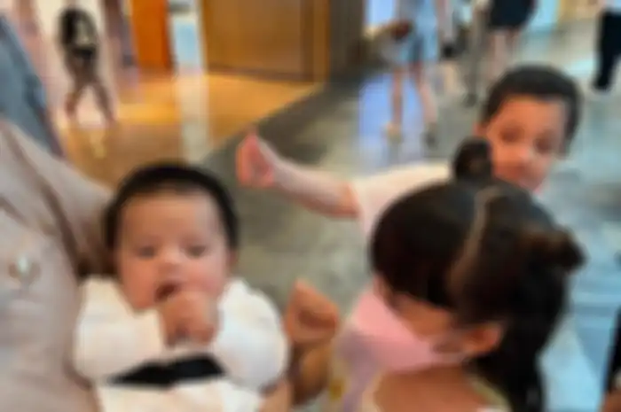 Gisel yang mengajak Gempi liburan di Singapura sempat gempas melihat tingkah laku baby Ameena. Ini foto gempi bareng anak Atta Halintar. 