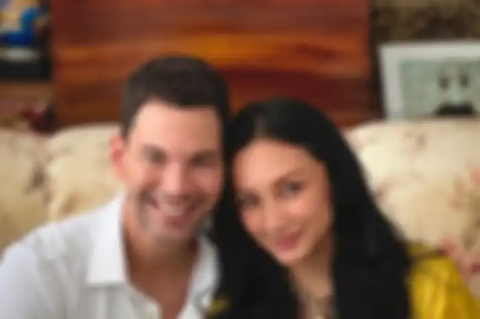 Mantan menantu keluarga Cendana Tata Cahyani kabur ke Singapura. Kini, dia pulang ke Indonesia bawa suami bulenya. Foto lebaran jadi buktinya.
