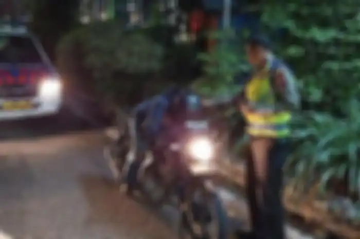 Pemotor Yamaha V-Ixion asal Surabaya dikira sudah tak bernyawa, ternyata hanya ketiduran di atas motor.