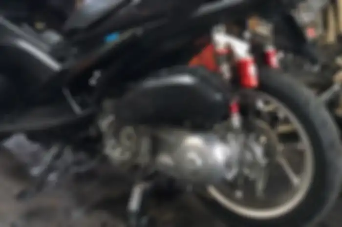 Modifikasi Yamaha Aerox pasang pelek milik Honda Vario 150, ternyata begini trik dan caranya.