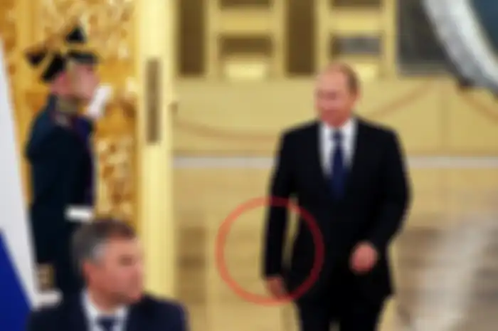 Gaya berjalan presiden Rusia Vladimir Putin saat memasuki Alexadrovsky Hall tahun 2015. (Yuri Kochetkov/Pool photo via AP)