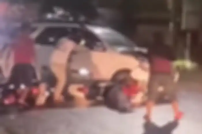 Mobil seruduk 3 mobil yang mengadang setelah dikejar karena melakukan tabrak lari