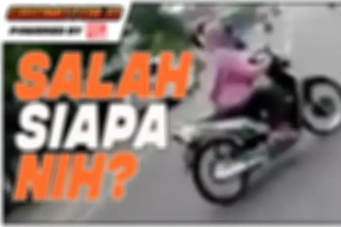 Pemotor ugal-ugalan menabrak motor emak-emak yang main belok ke tengah jalan. 