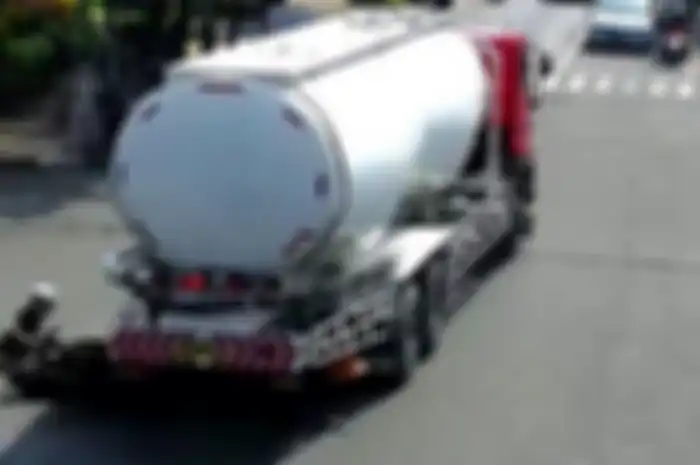Truk tangki lindas kakak beradik pengendara Honda BeAT di Tuban, nyawa keduanya nyaris melayang.