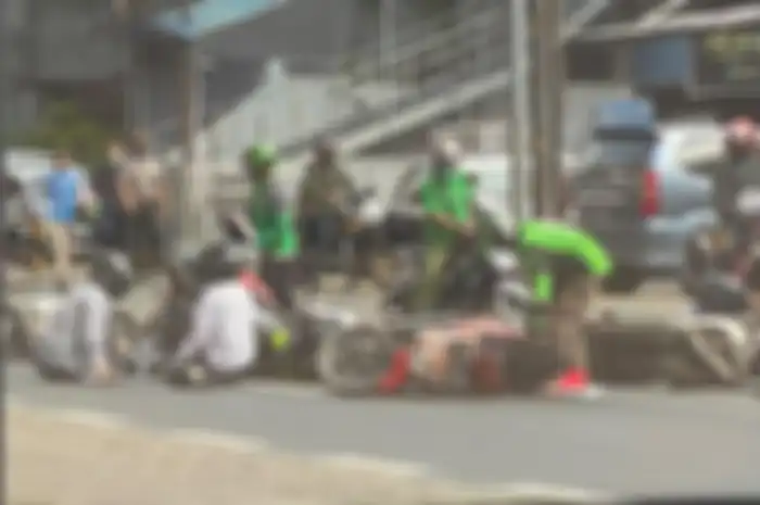 Perkara minyak goreng tumpah ke jalan, sekitar 40 motor ambruk ke jalan di depan pasar Cipete.