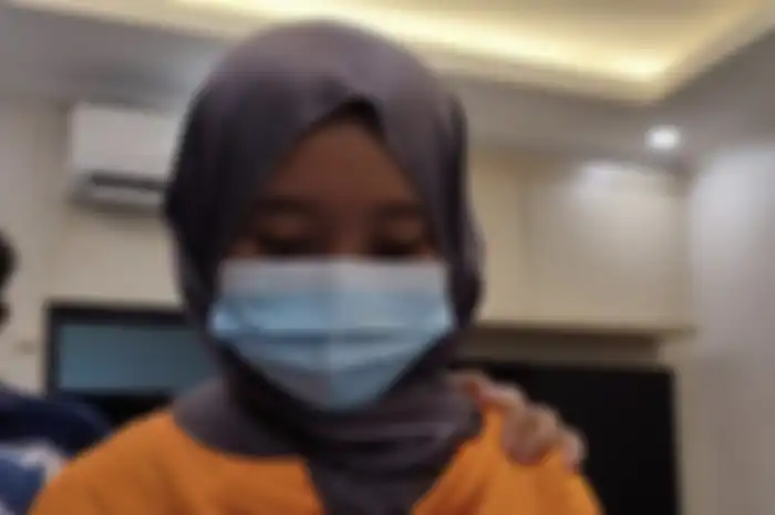 Wanita berhijab yang nekat membunuh janda cantik Dini Nurdiani syok membaca isi chat WA suaminya. Kini foto pelaku pembunuhan itu ramai dibahas.