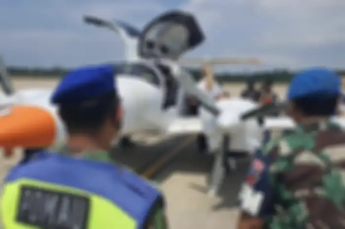 Pilot pesawat Malaysia nyaris diecgat jet F-16 TNI AU gegara nekat menerobos wilayah RI. Akhirnya pilot mendaratkan pesawatnya di Batam.