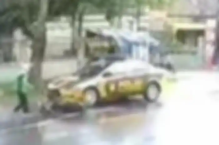 Viral, video mobil patroli Polisi tabrak motor seorang ojek online (ojol) dari arah belakang, ternyata begini faktanya.