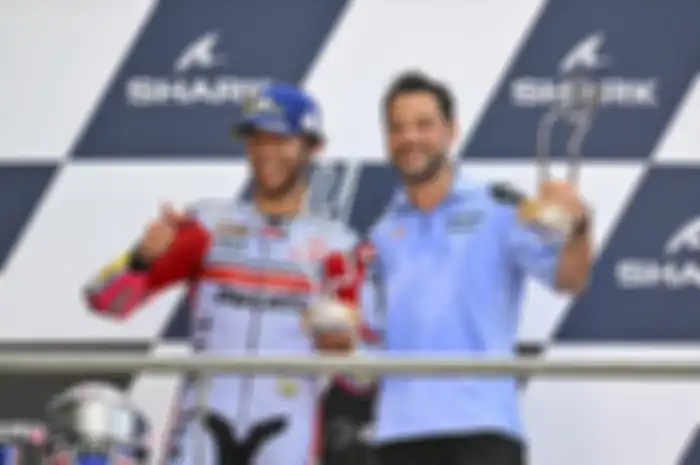 Pembalap Gresini Racing MotoGP Team Enea Bastianini (kiri) bersama crew chief Alberto Giribuola (kanan) sukses juara MotoGP Prancis 2022, ternyata bikin banyak pembalap MotoGP kecewa