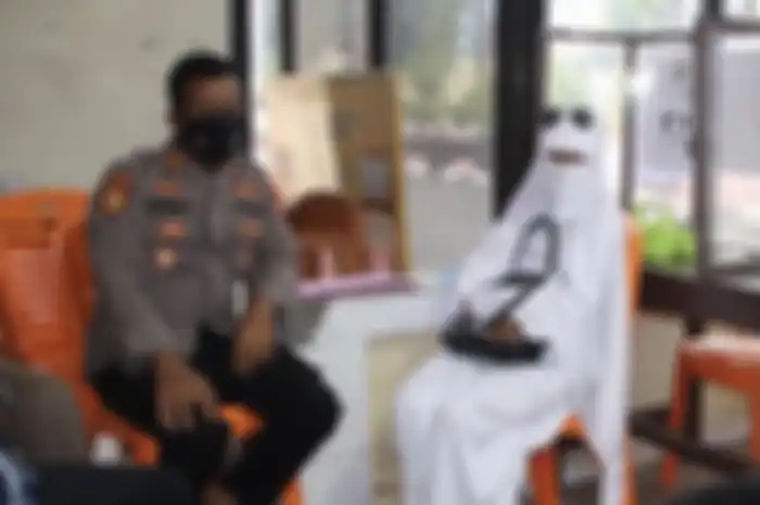 Foto penampakan wanita jubah putih di Lampung sudah bikin resah warga. Setelah diamankan, ternyata ada fakta mengejutkan di baliknya. 