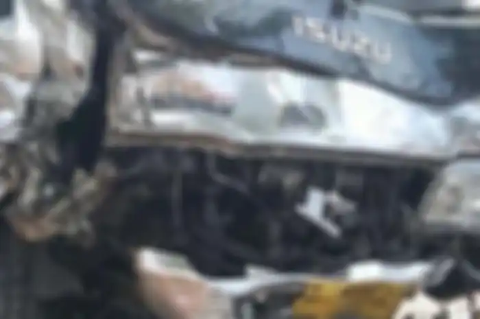 Video detik-detik kecelakaan maut Isuzu Elf lawan arah tabrak pemotor, 7 orang tewas tubuh bergelimpangan di jalan.