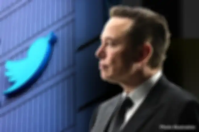 Ilustrasi Elon Musk dan logo Twitter