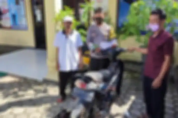 Bikin geleng-geleng kepala, kelakuan maling mencuri motor Yamaha Vega R lalu hanya ditaruh di tengah makam.