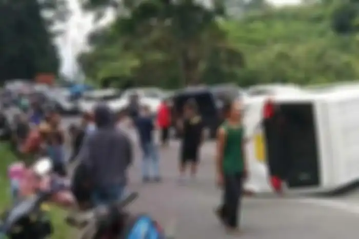 Mobil Travel Terguling Di Tanjakan Emen, Subang