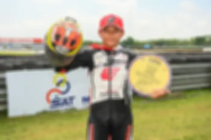 Pembalap Indonesia Decksa Almer diarak keliling Ciamis, Jawa Barat usai menjuarai race 2 Thailand Talent Cup (TTC) 2022 putaran kedua.