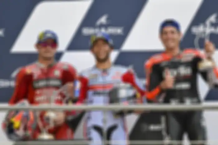 Enea Bastianini (tengah) juara MotoGP Prancis 2022 bikin bangga Italia. Jadi pembalap Italia ke-4 yang bisa menang di MotoGP Prancis di sirkuit MotoGP Le Mans