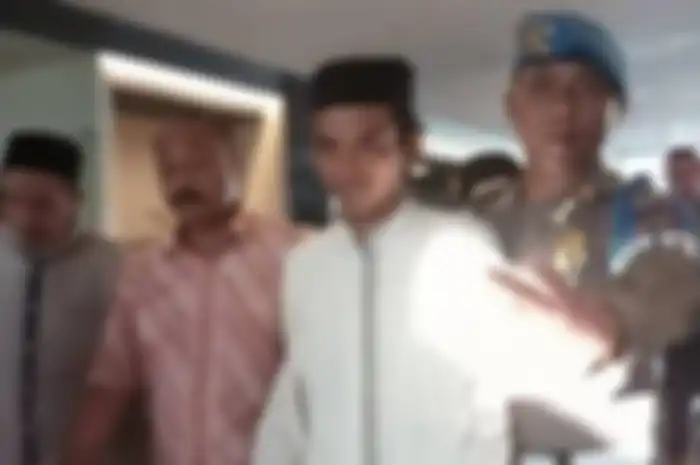 Ustaz Abdul Somad mengeluarkan kartu nama tulisan Arab. Akibatnya, dia langsung digiring keluar dari negara ini. Foto sang ulama viral. 