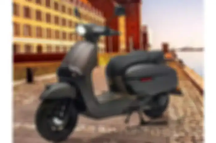 Motor baru lawan Vespa GTS Super Tech 300 resmi dirilis, tampang retro sangar harga bikin bikers penasaran.