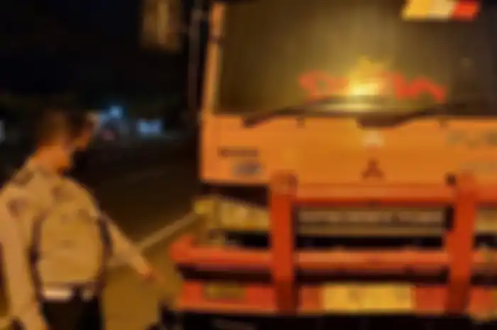 Diseruduk truk Fuso dari belakang di jalur Pantura Cirebon, seorang pemotor tutup usia.