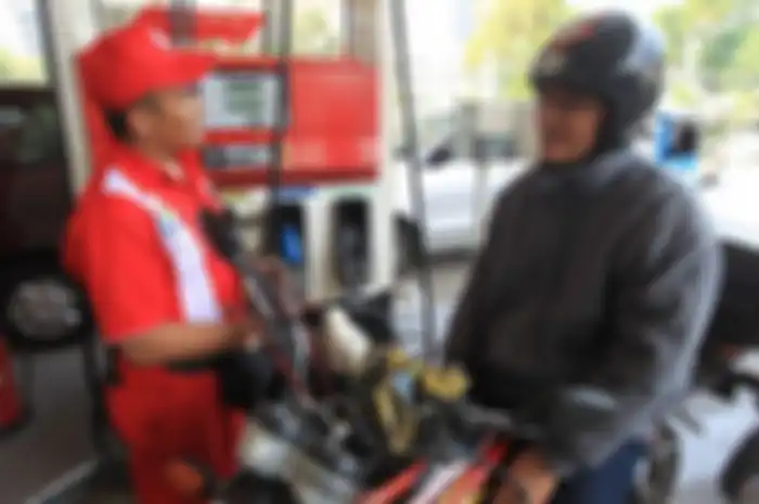 Kebiasaan Buruk Pengguna Motor Laki, Tidak Turun Motor Saat Isi BBM