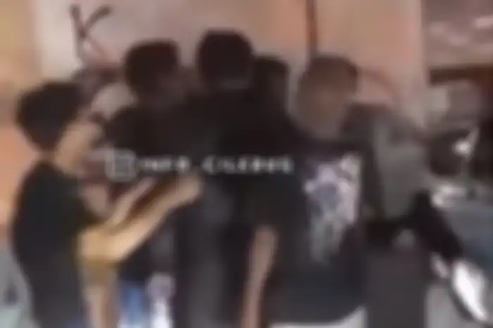Polisi diduga melakukan pemukulan seorang pemuda dan acungkan pistol di Cipulir, Jaksel.