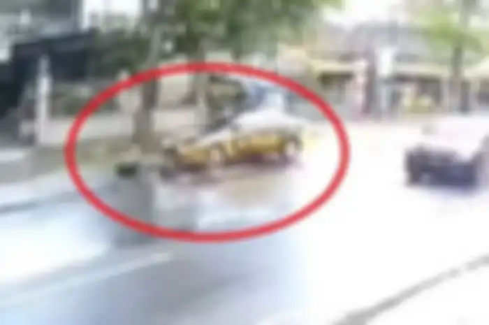 Sebuah mobil polisi tabrak driver ojol di Tulungagung.