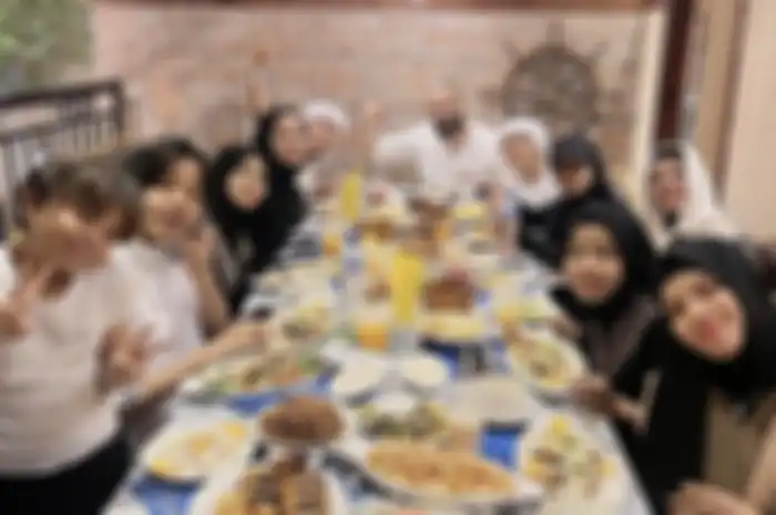 Ayah Atta Halilintar harus membayar denda Rp 300 juta. Foto keluarga mertua Aurel Hemansyah makan-makan di Madinah disorot.