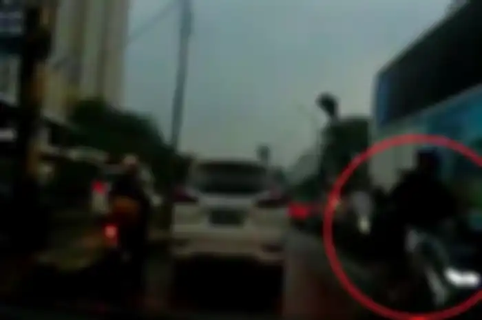 Bikin keki, pemotor Yamaha NMAX lempar batu ke mobil di Kebayoran Lama, ini kata polisi.