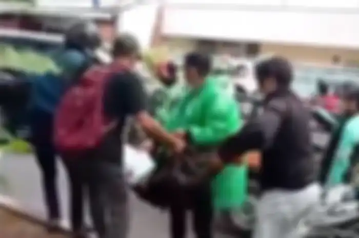 Seorang pelajar tergeletak bersimbah darah di trotoar di Kemayoran, Jakarta Pusat usai jadi korban pembacokan saat tawuran.