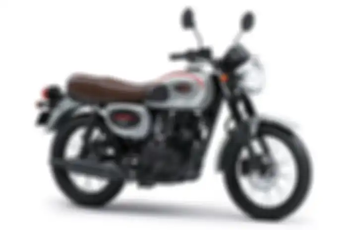 Wow, Kawasaki W175 series punya warna baru MY 2023, tampil lebih segar dan klasik.  Kawasaki W175 SE Metallic Resplendent Silver.