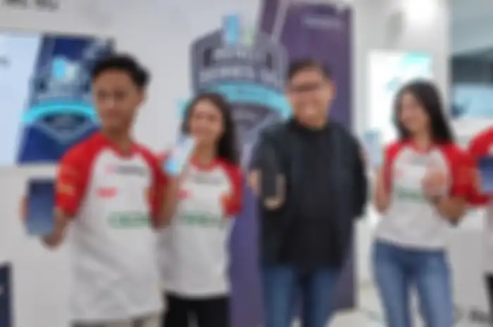 Dari kiri ke kanan : Made Bagas (BTR_Zuxxy), Angie Marcheria, Aryo Meidianto (PR Manager OPPO Indonesia), Liona Lee (BTR_Lea), Leander Deusfiel (BTR Liquid)