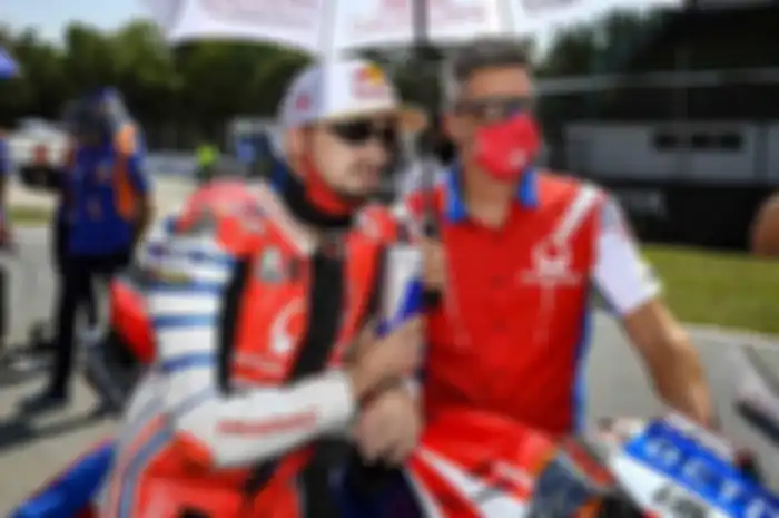 Jack Miller (kiri) dan manajer tim Francesco Guidotti (kanan) saat bareng-bareng di Pramac Racing musim 2019,  Francesco Guidotti jadi manejer tim KTM pabrikan siap boyong Jack Miller musim depan