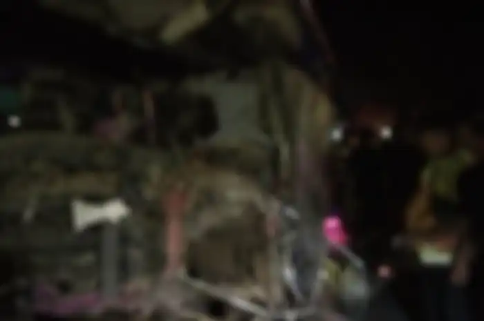 Kecelakaan di Ciamis, Jawa Barat, bus rombongan peziarah tabrak rumah, warung, hingga sejumlah motor dan mobil.