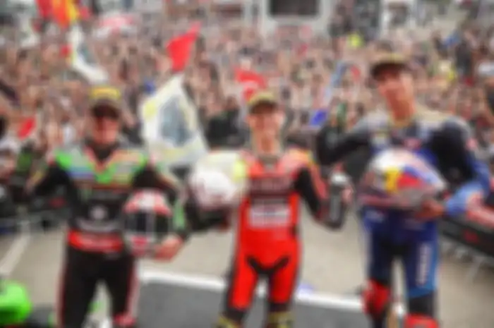 Juara duniat WorldSBK 2021 Toprak Razgatlioglu (kanan) tersenyum pahit kalah beda tipis di race 1 WorldSBK Portugal 2022 (21/5/2022) dari Alvaro Bautista (tengah)