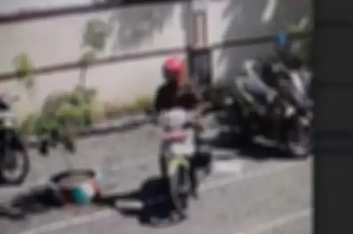 Rekaman CCTV Oknum Perangkat Desa Gasak Helm Di Pengadilan Agama Brebes