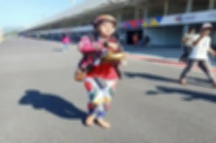 Pawang hujan Raden Rara Istiati Wulandari beraksi lagi saat event Mandalika Track Day 2022 di sirkuit Mandalika.