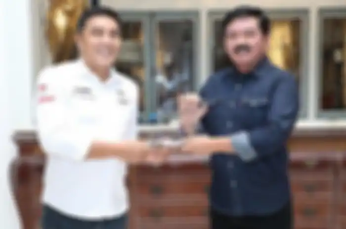Mantan Panglima TNI, Hadi Tjahjanto terima penghargaan dari MGPA atas suksesnya MotoGP Indonesia 2022 di sirkuit Mandalika.