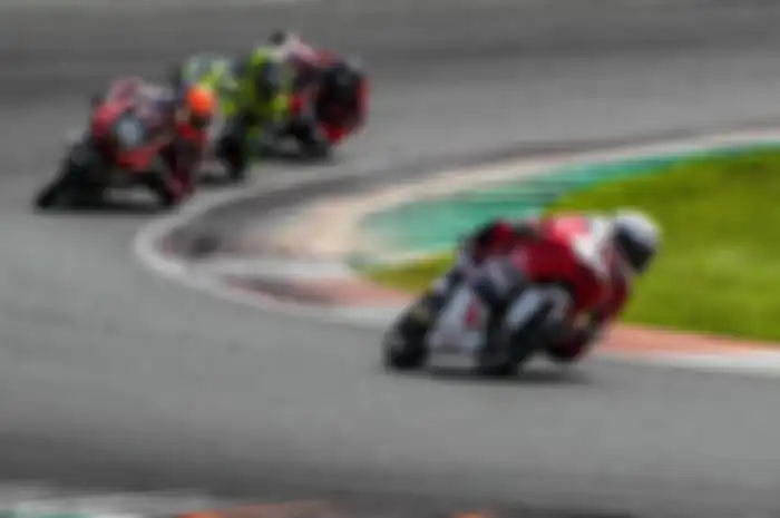 Pembalap Indonesia Arbi Aditama (nomor start 34) berhasil finis poin di race 2 JuniorGP Valencia 2022, Minggu (22/05/2022) mengoleksi poin perdana musim ini