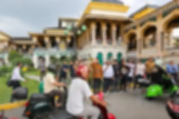 25 member Himpunan Vespa Sumatera Utara (Hivsu) touring dari Medan menuju event Vespa World Days 2022 di Bali, sambil bawa misi khusus.