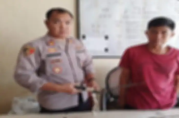 Tak terima motornya ditendang, dua orang pria di Lahat, Sumatera Selatan terlibat duel, satu orang kena tusuk belati.