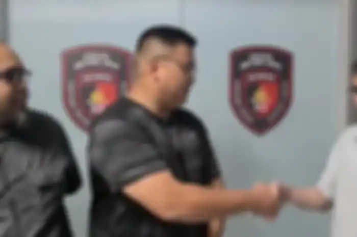 Pengemudi Pajero William Yani yang menampar sopir Yaris Yohanes Aditya gampang emosi gegara masalah begini. Foto statusnya jadi bukti.
