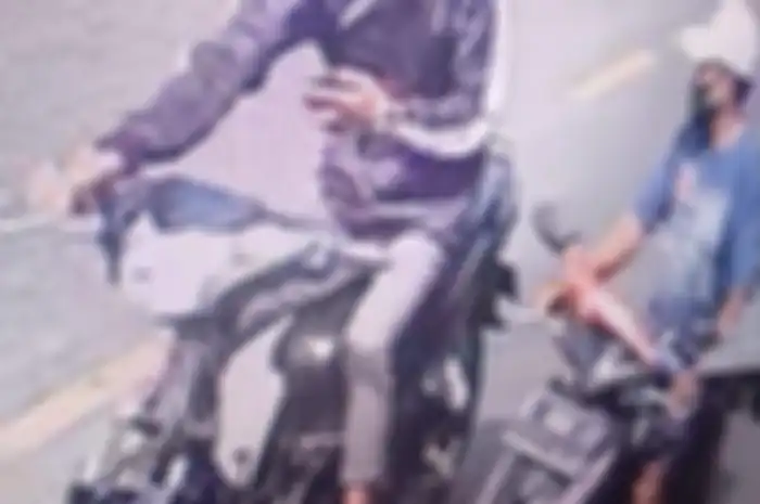 Tangkapan Layar Rekaman CCTV 2 Pelaku Pencurian Motor Honda BeAT Milik Bonek