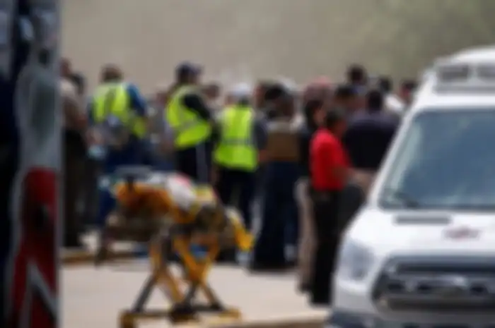 Petugas medis berkumpul di dekat lokasi penembakan massal di Sekolah Dasar Robb Texas